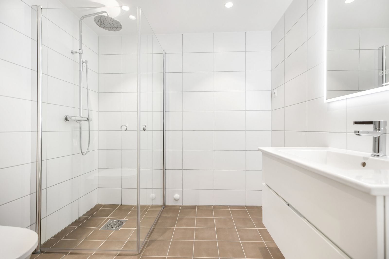 Bad med opplegg for vaskemaskin og vannbåret gulvvarme